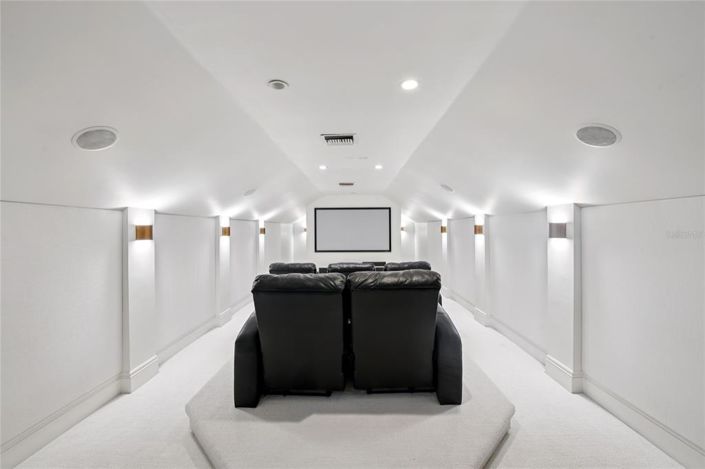 Image No.66-5 Bed Property for sale