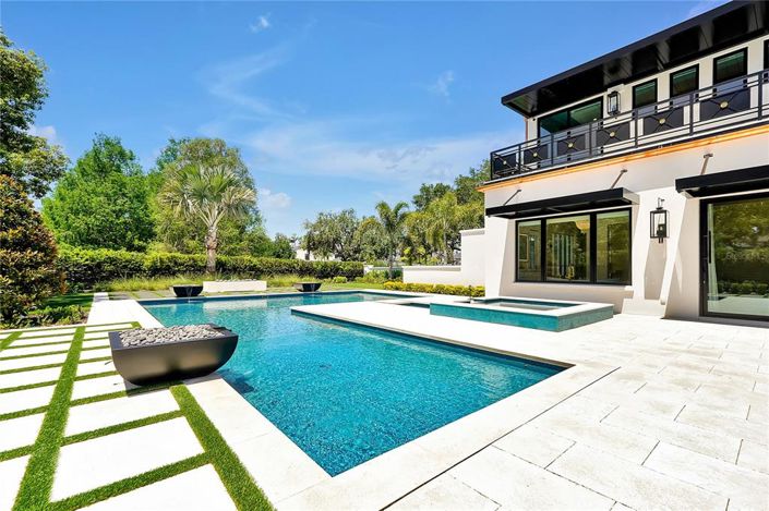 Image No.40-5 Bed Property for sale