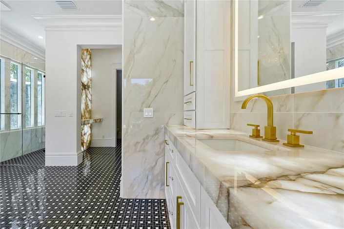 Image No.56-5 Bed Property for sale