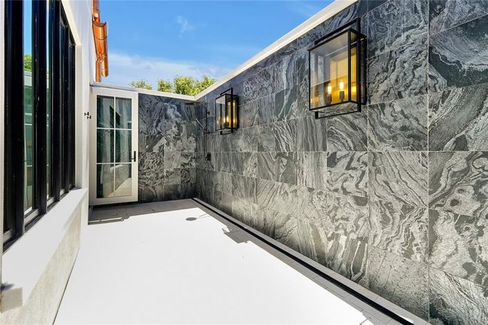 Image No.60-5 Bed Property for sale