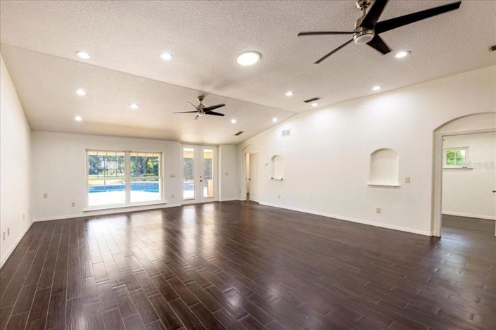 Image No.12-5 Bed Property for sale