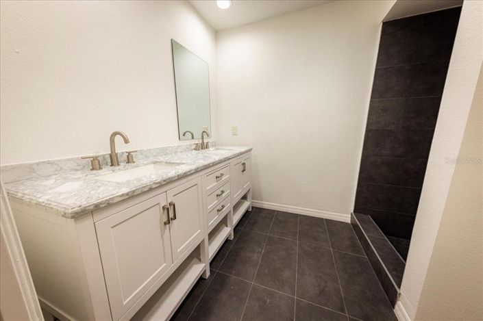 Image No.22-5 Bed Property for sale