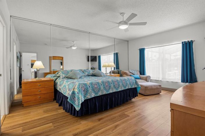 Image No.20-5 Bed Property for sale