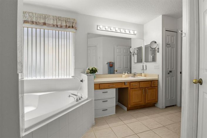 Image No.24-5 Bed Property for sale