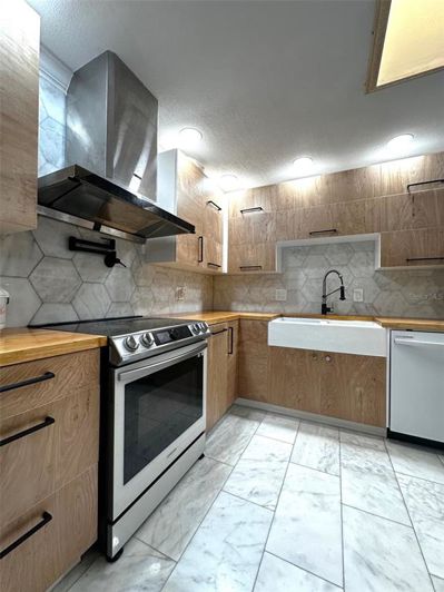 Image No.12-4 Bed Property for sale