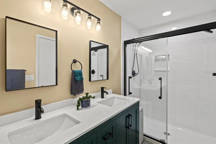 Image No.28-3 Bed Property for sale