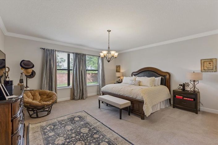 Image No.12-6 Bed Property for sale