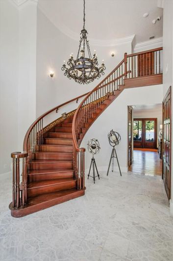 Image No.12-6 Bed Property for sale