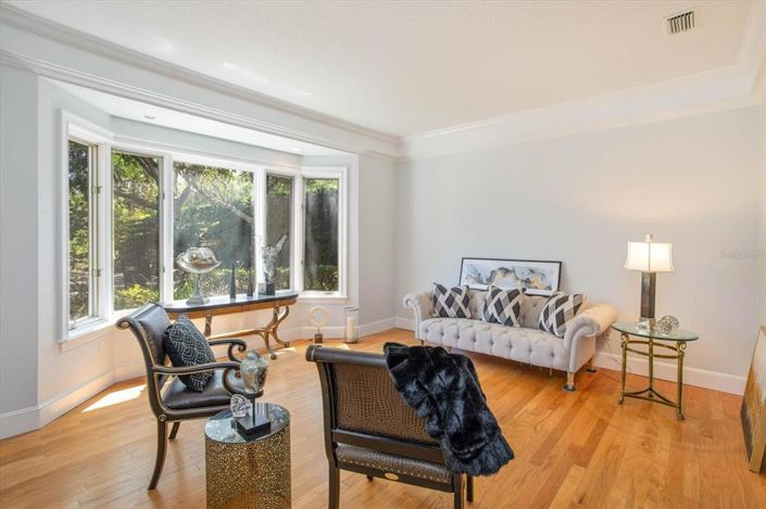 Image No.16-6 Bed Property for sale