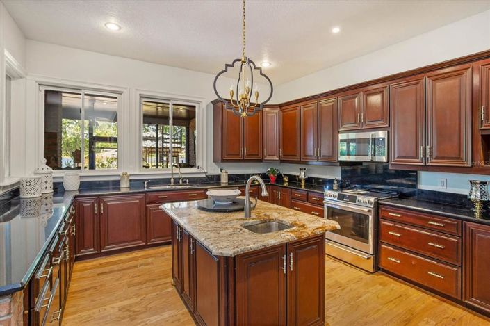 Image No.25-6 Bed Property for sale