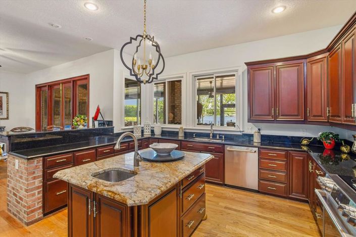 Image No.26-6 Bed Property for sale