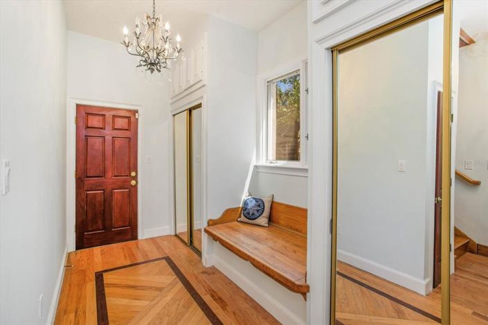 Image No.30-6 Bed Property for sale