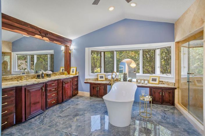 Image No.34-6 Bed Property for sale