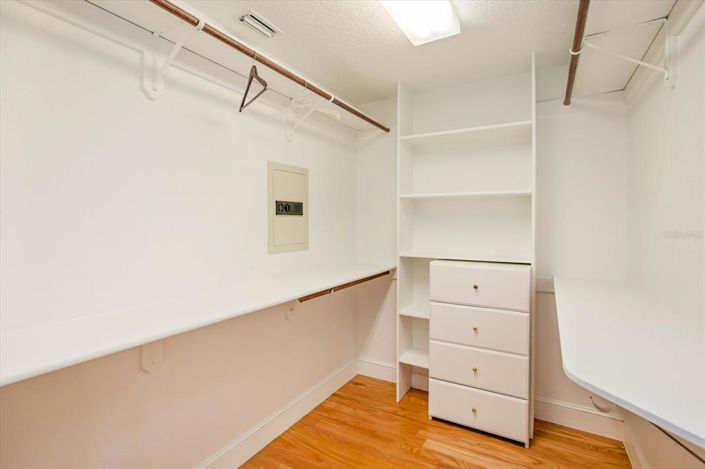 Image No.36-6 Bed Property for sale