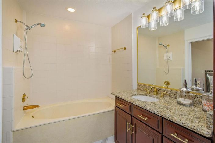 Image No.43-6 Bed Property for sale