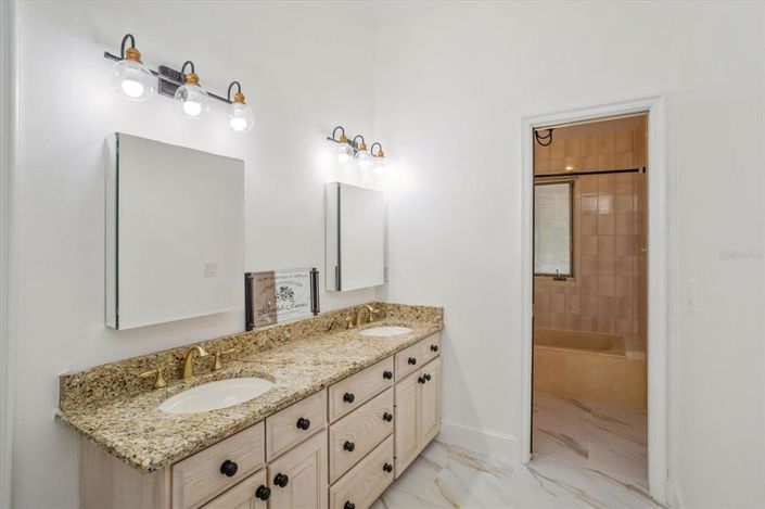 Image No.45-6 Bed Property for sale