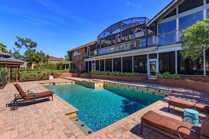 Image No.66-6 Bed Property for sale