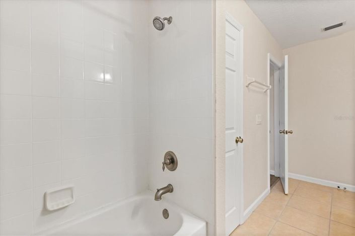 Image No.28-6 Bed Property for sale