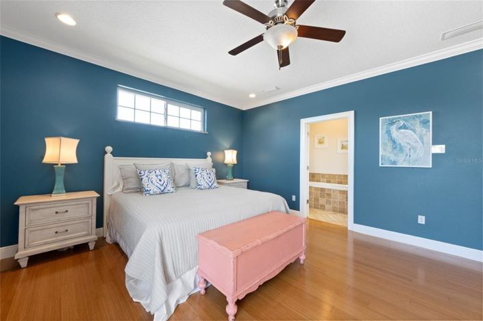 Image No.28-6 Bed Property for sale