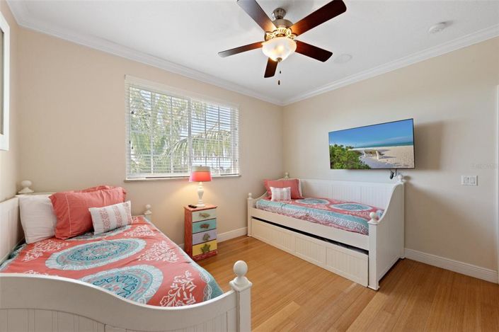 Image No.40-6 Bed Property for sale