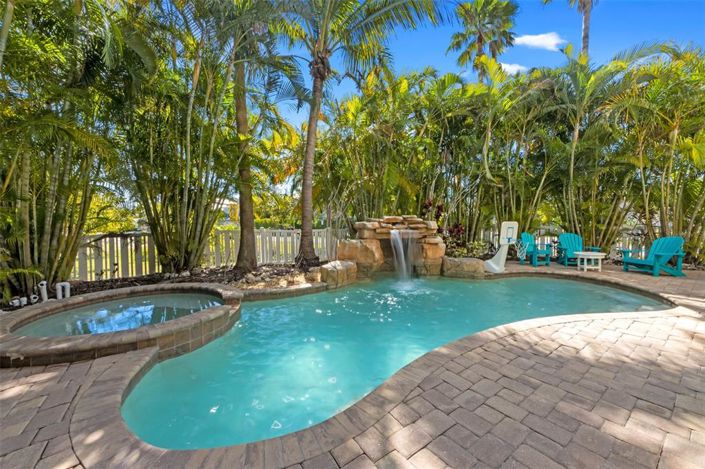 Image No.52-6 Bed Property for sale