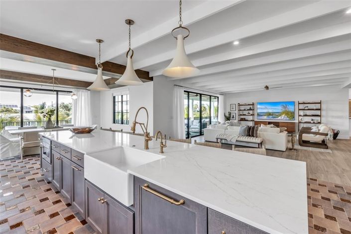 Image No.17-6 Bed Property for sale