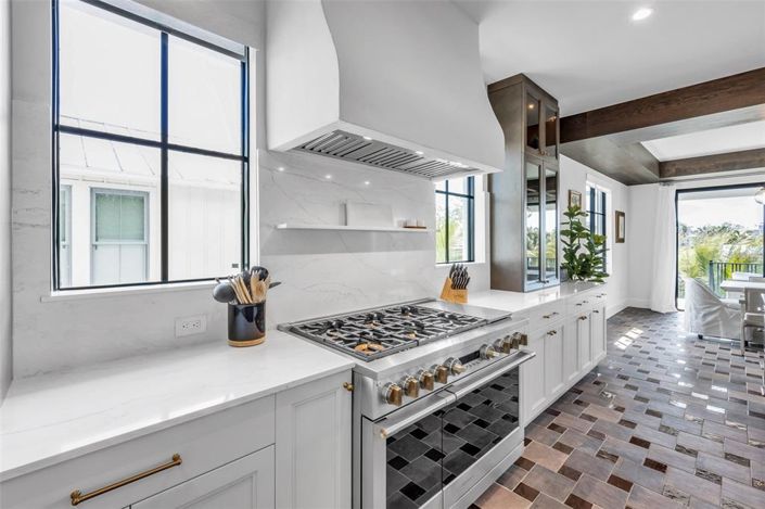 Image No.18-6 Bed Property for sale