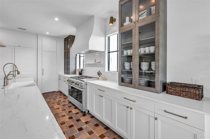 Image No.19-6 Bed Property for sale