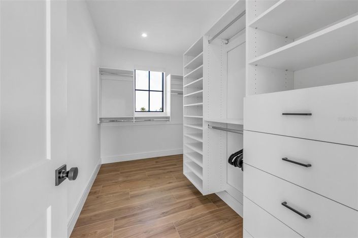 Image No.55-6 Bed Property for sale