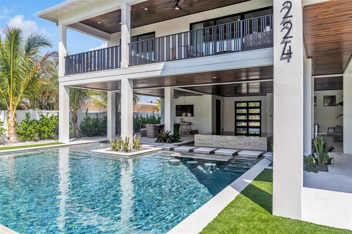 Image No.66-6 Bed Property for sale