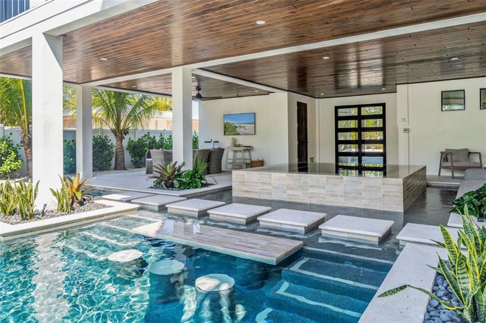 Image No.67-6 Bed Property for sale