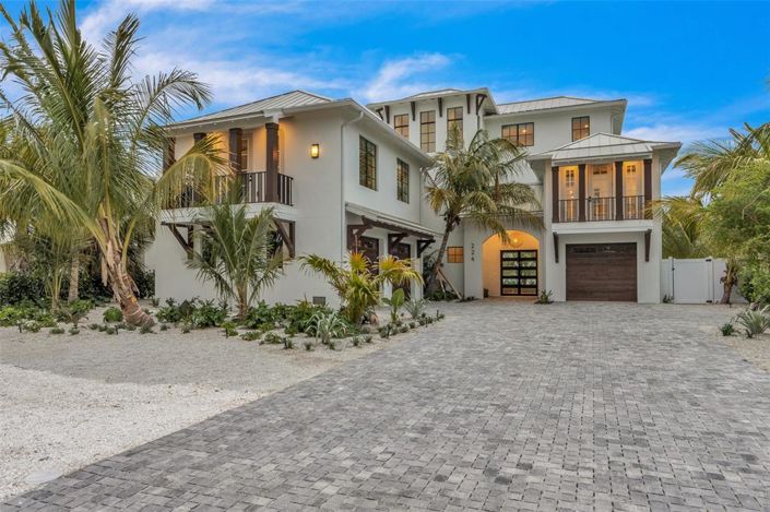 Image No.72-6 Bed Property for sale