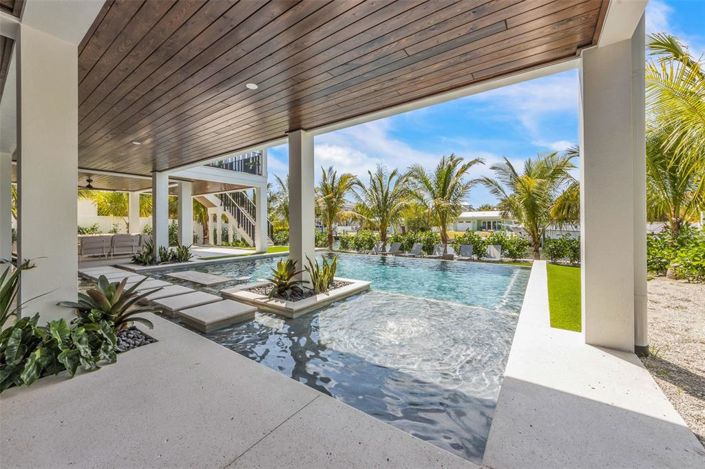 Image No.81-6 Bed Property for sale