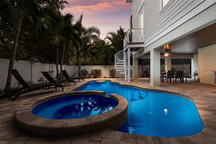 Image No.65-5 Bed Property for sale