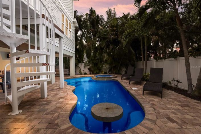 Image No.67-5 Bed Property for sale