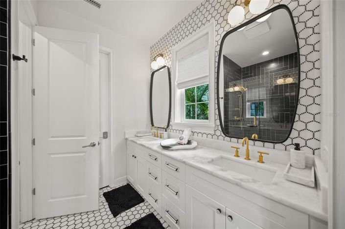 Image No.13-5 Bed Property for sale