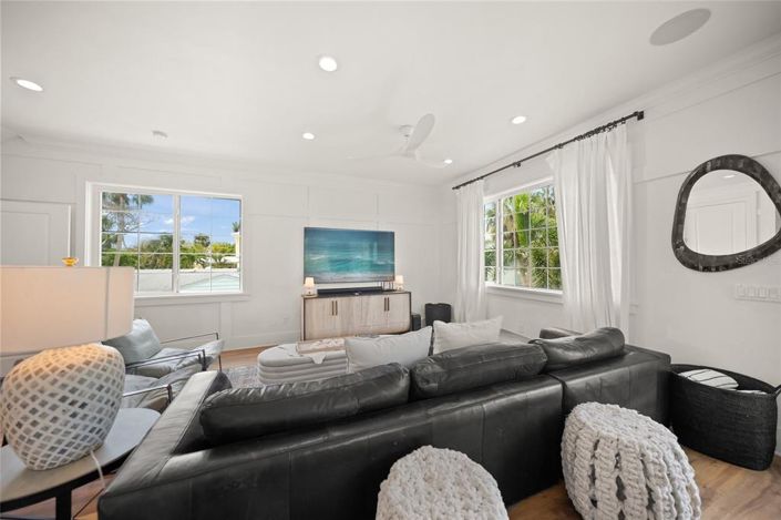 Image No.9-5 Bed Property for sale