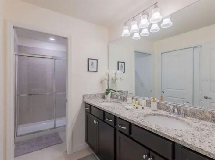 Image No.8-5 Bed Townhouse for sale