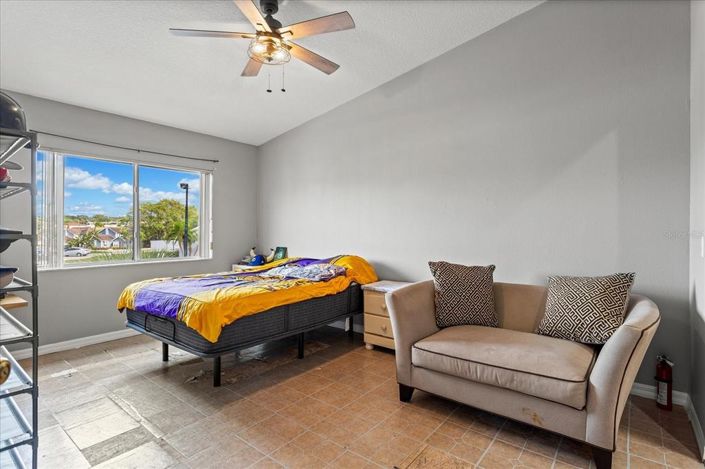 Image No.12-4 Bed Townhouse for sale