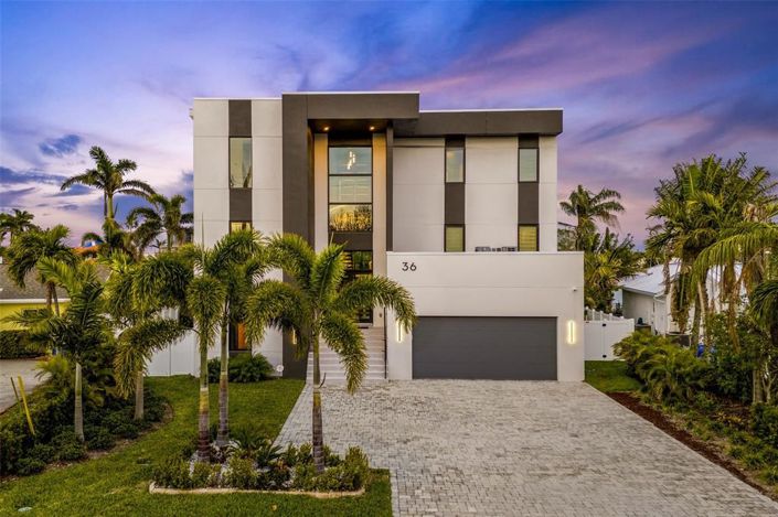 Image No.1-6 Bed Property for sale
