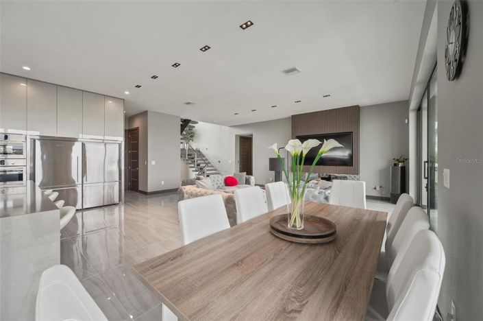 Image No.10-6 Bed Property for sale