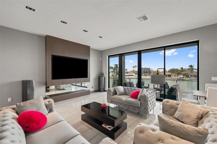 Image No.12-6 Bed Property for sale