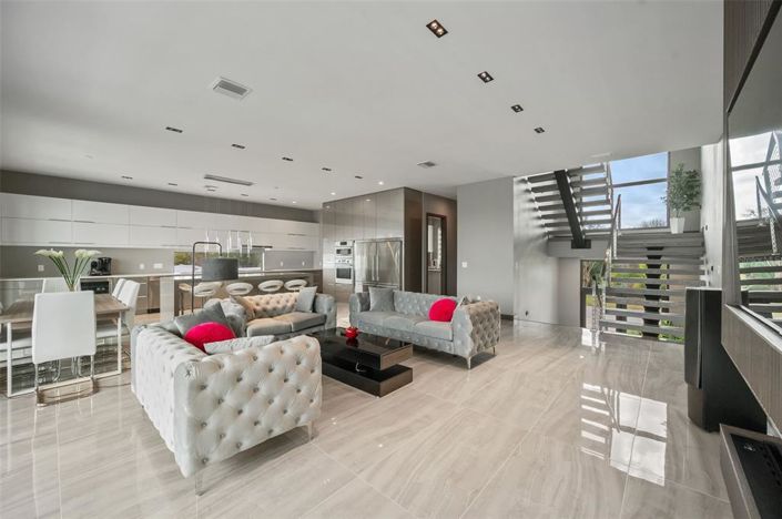 Image No.13-6 Bed Property for sale