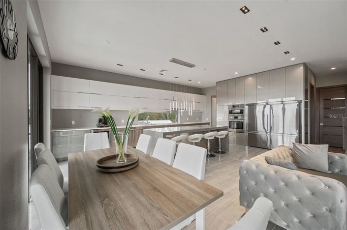 Image No.14-6 Bed Property for sale