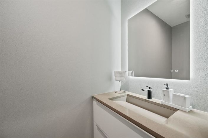 Image No.22-6 Bed Property for sale