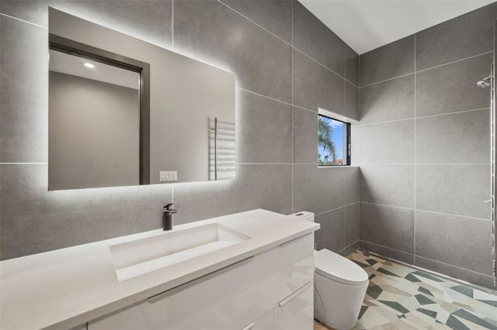 Image No.24-6 Bed Property for sale