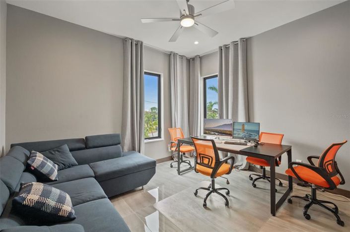 Image No.25-6 Bed Property for sale