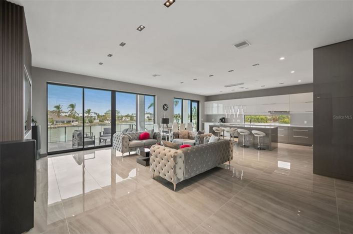 Image No.3-6 Bed Property for sale