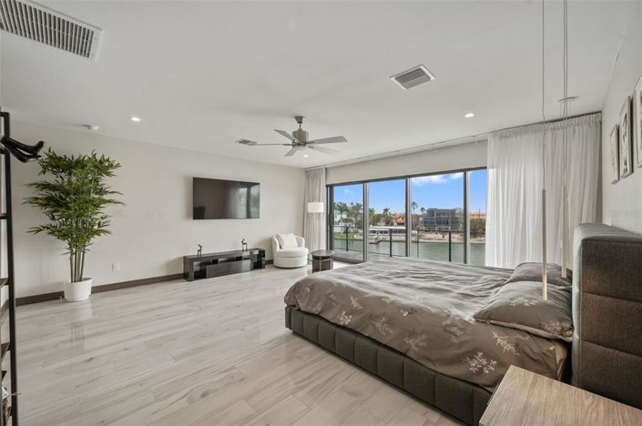 Image No.30-6 Bed Property for sale