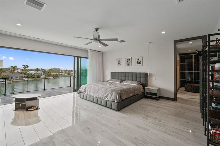 Image No.32-6 Bed Property for sale